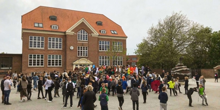 Viby Skoles skolegård fyldt med børn