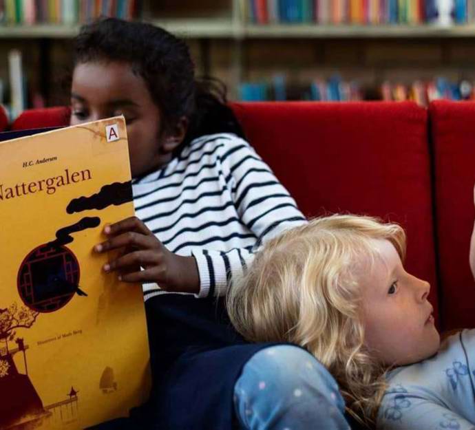 To børn læser på skolebiblioteket