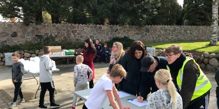 Gruppearbejde udenfor Viby Skole