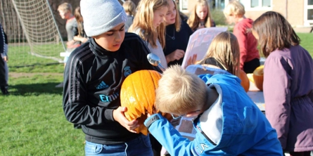 Børn skærer græskar på Viby Skole